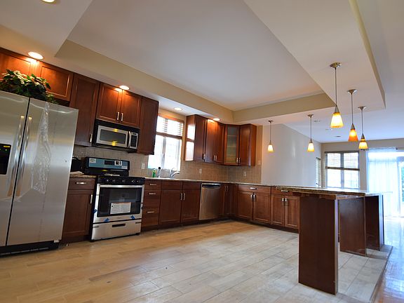 5th image of 384 Grimsby St