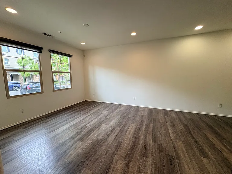 610 S Kroeger St — Photo 5