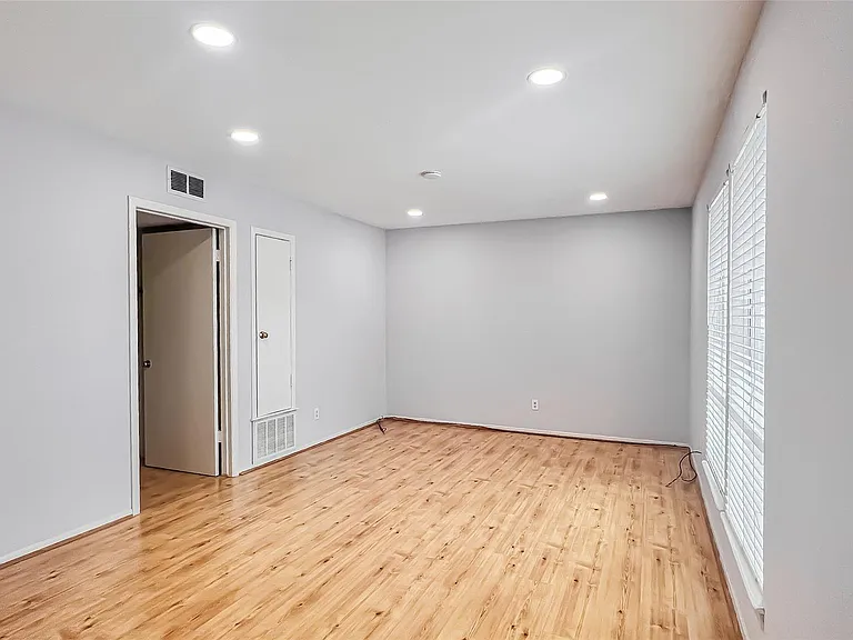 2515 Shakespeare St #4 — Photo 3
