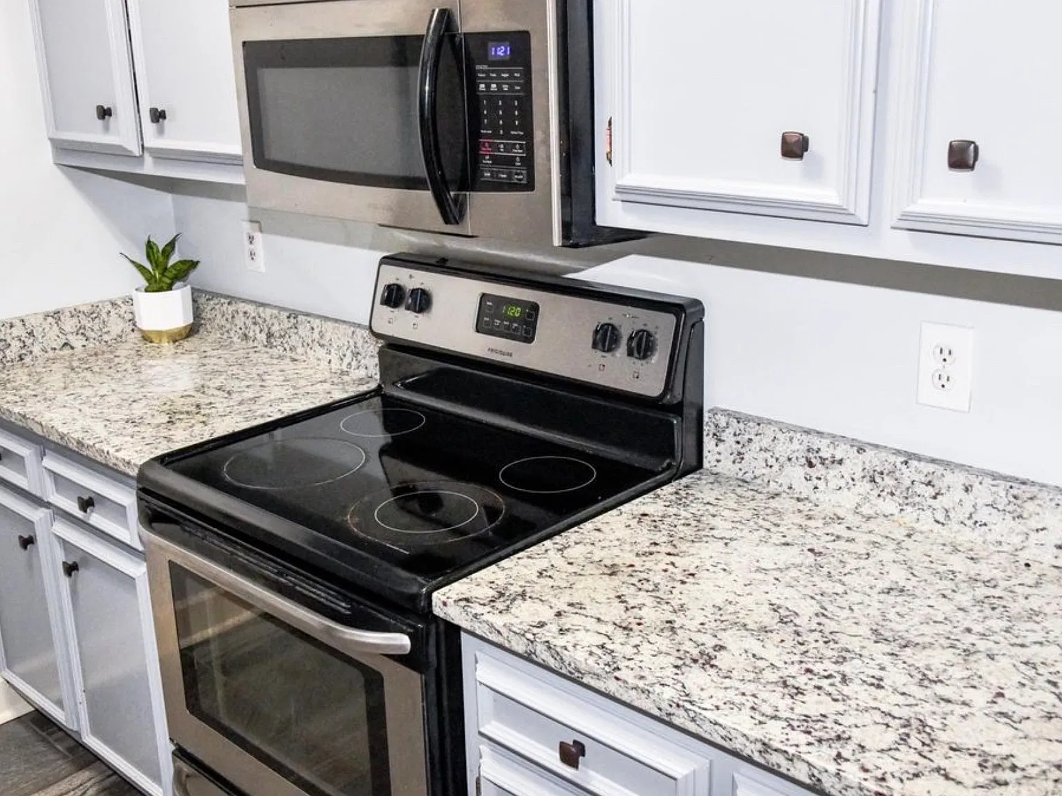 1 bed, 898 sqft, $1,820 — Photo 4