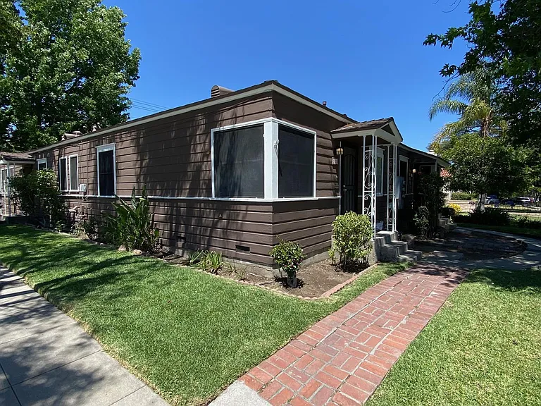 2427 E Villa St — Photo 2