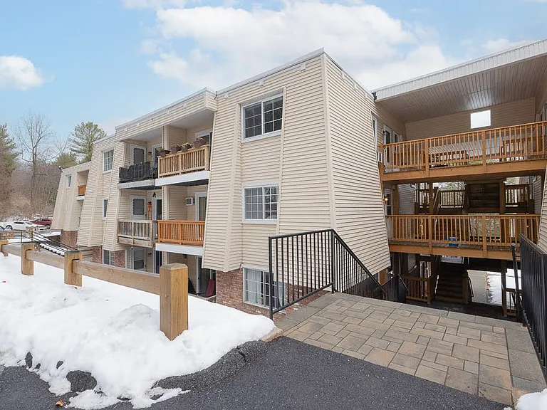 219 Fox Run Ln — Photo 2