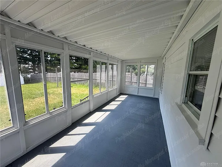 1261 Malden Ave — Photo 21