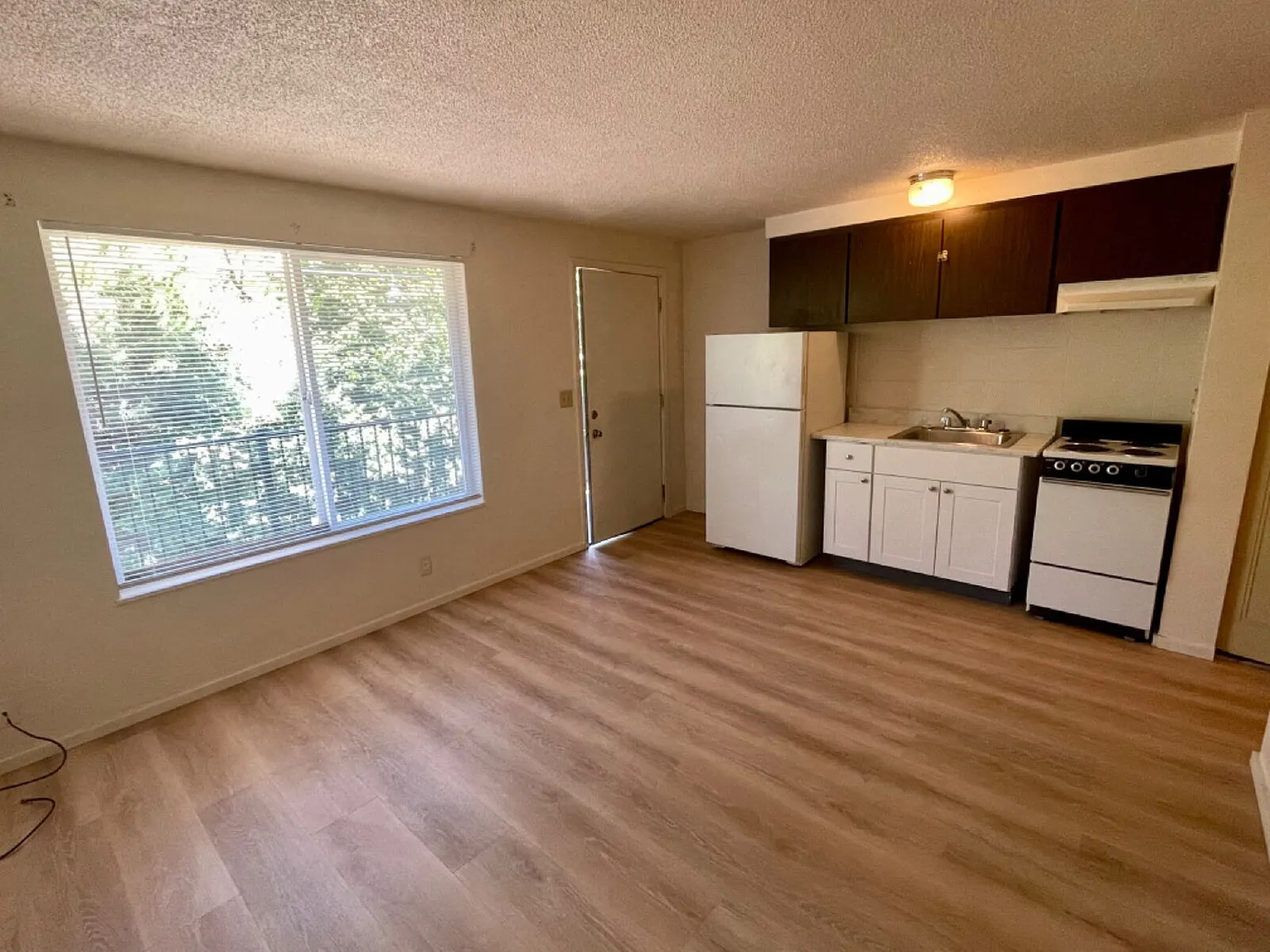 1 bed, 1.0 bath, $925 — Photo 3