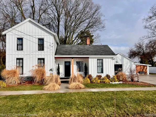 210 Center St, Fenton, MI 48430