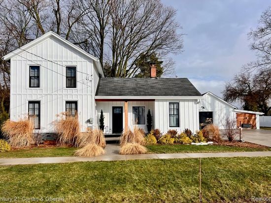 210 Center St, Fenton, MI 48430