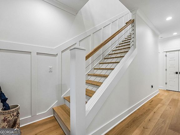 5th image of 217 Stern St