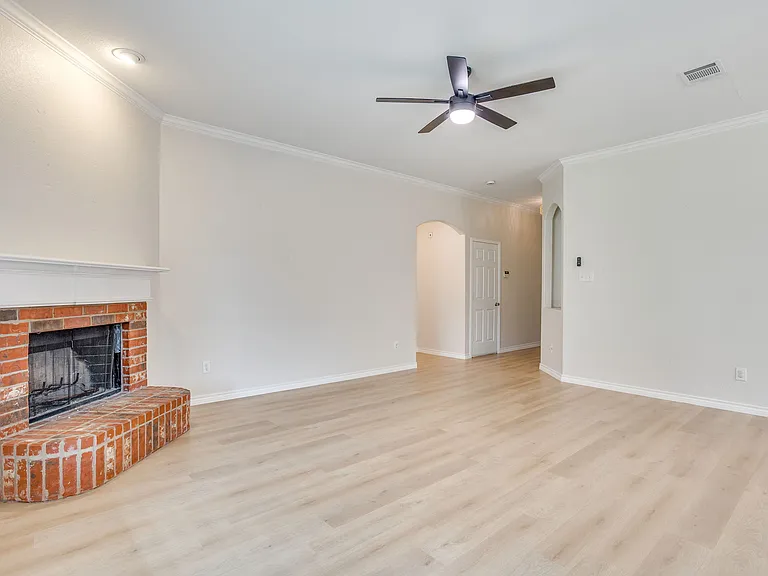 213 Carriage Dr — Photo 9