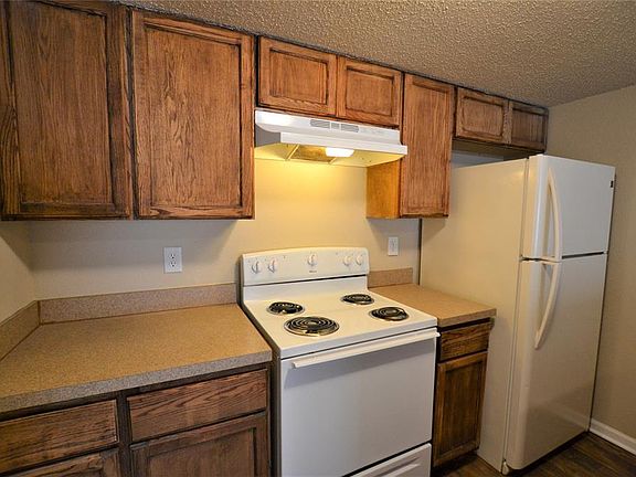 3rd image of 701 Oakwood Ln APT 16