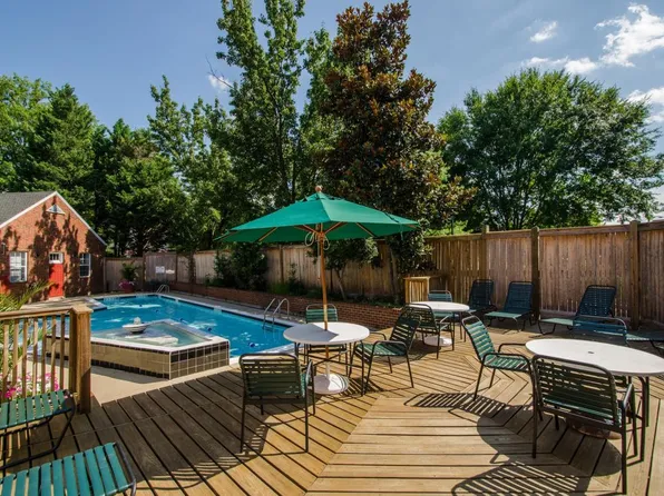 1724 W Abingdon Dr APT 202, Alexandria, VA 22314