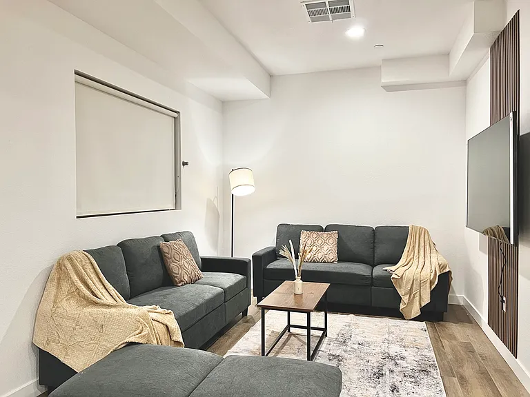 1587 West 35th Street — Photo 3