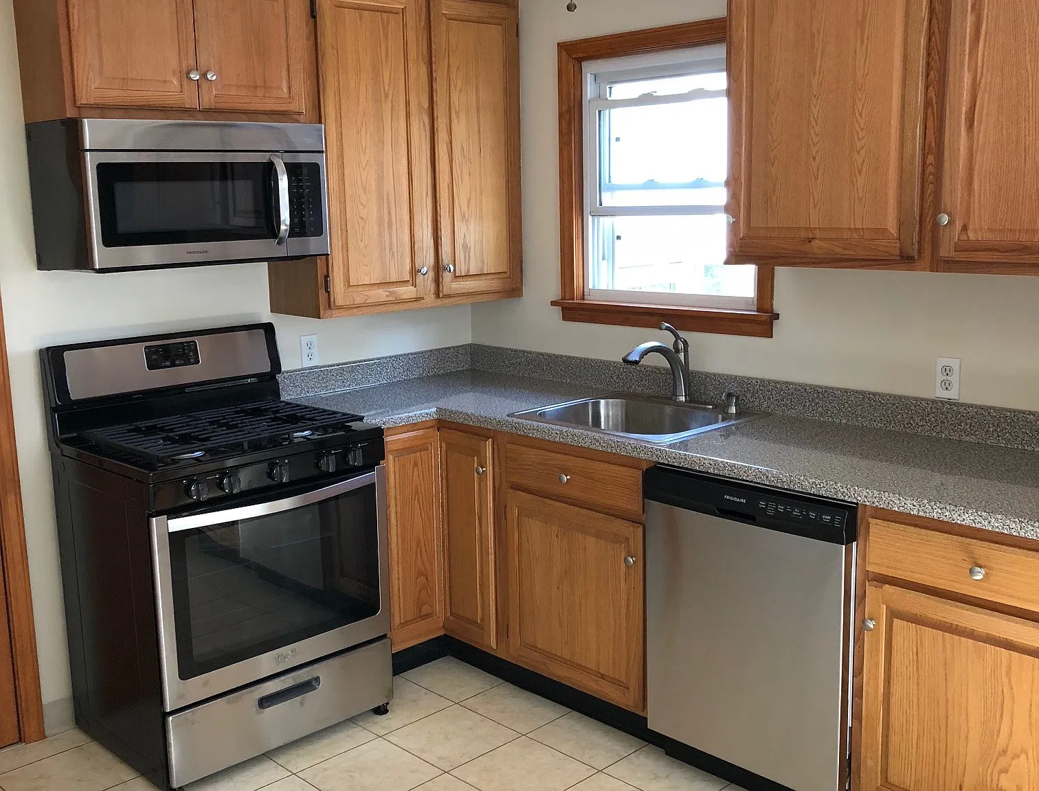 2 bed, 900 sqft, $1,200 — Photo 3