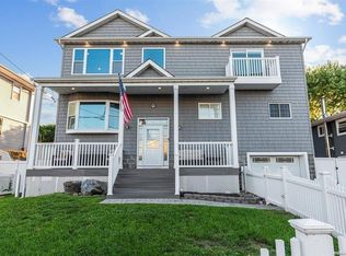863 Beach St, Lindenhurst, NY 11757