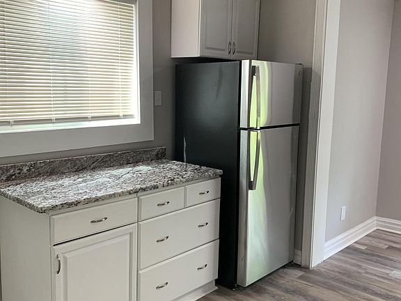 5th image of 129 Schuler St
