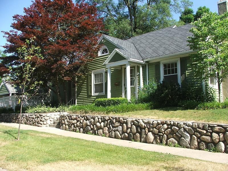 1st image of 132 Edgemoor Ave