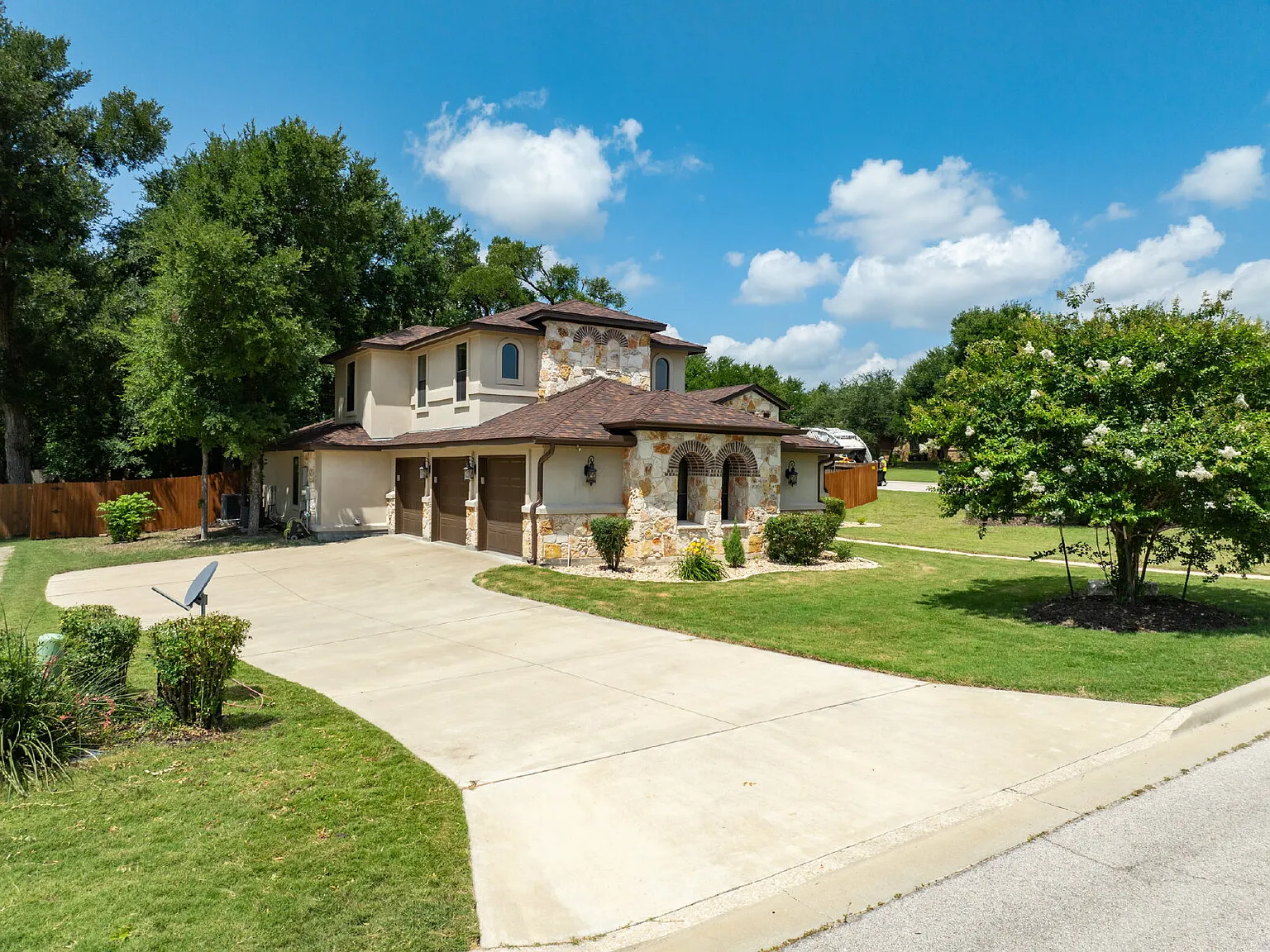 5 bed, 3.0 bath, 3184 sqft, $3,200 — Photo 3