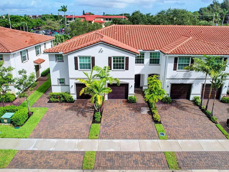 6851 Broadwater Ln — Photo 34