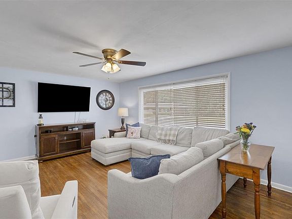 3rd image of 2620 Martin Ave
