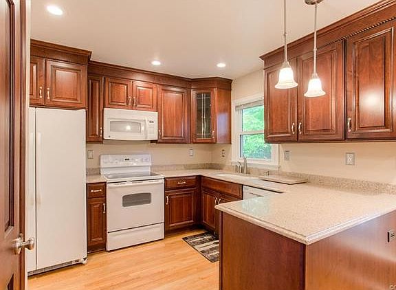 5th image of 625 Brighton Dr