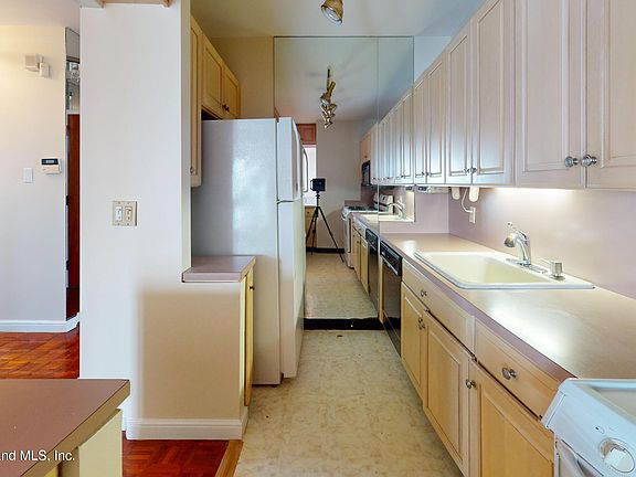 4th image of 31 Hylan Blvd APT 12B