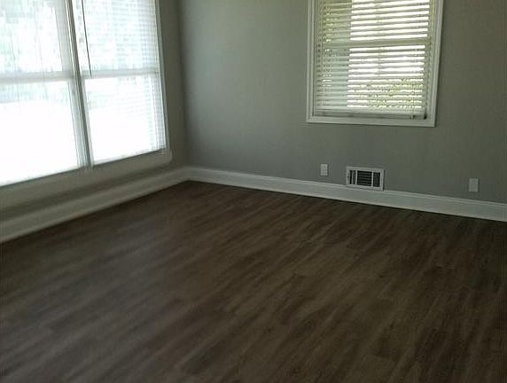 3rd image of 3221 Howell Dr SE