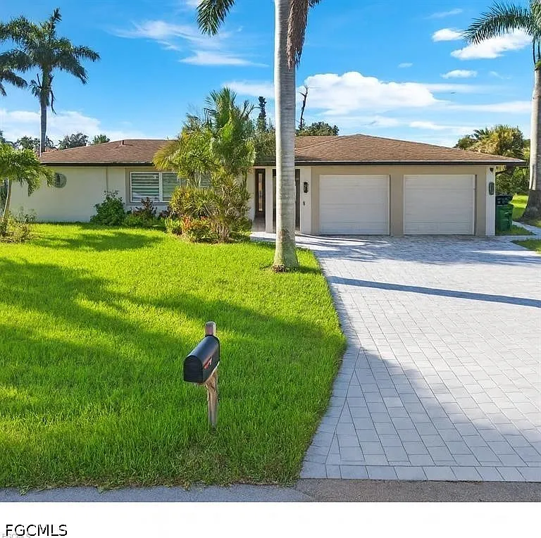 3 bed, 3.0 bath, 1894 sqft, $4,860 — Photo 2