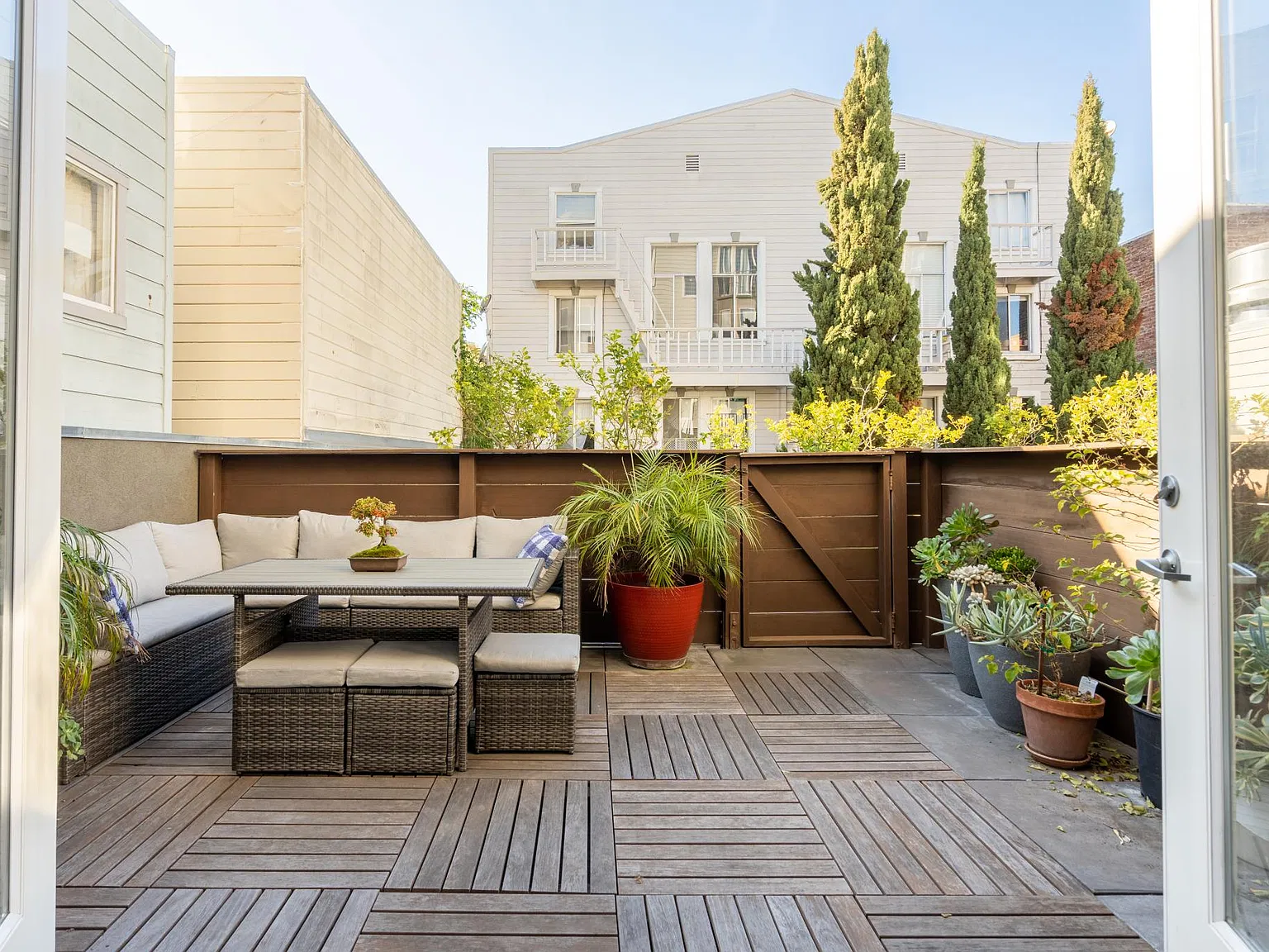 566 S Van Ness Ave — Photo 2