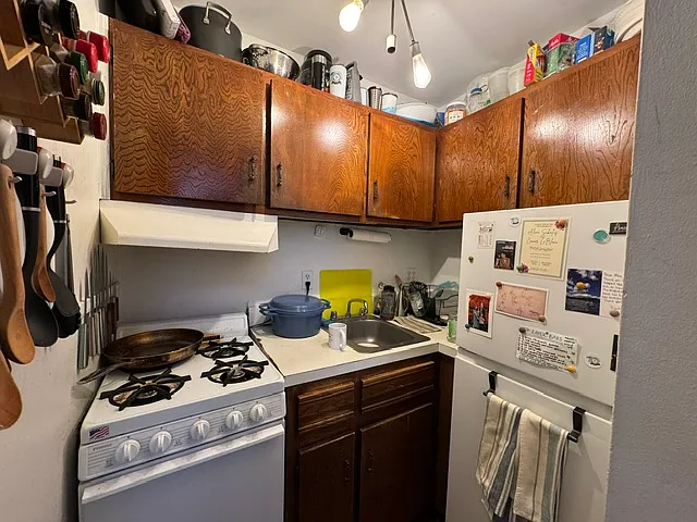 328 W 11th St #1C — Photo 6