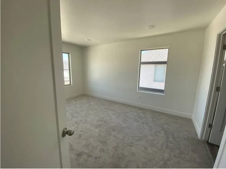 153 W Autumn Ln — Photo 37