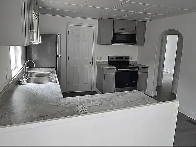 1947 E Monroe St — Photo 14