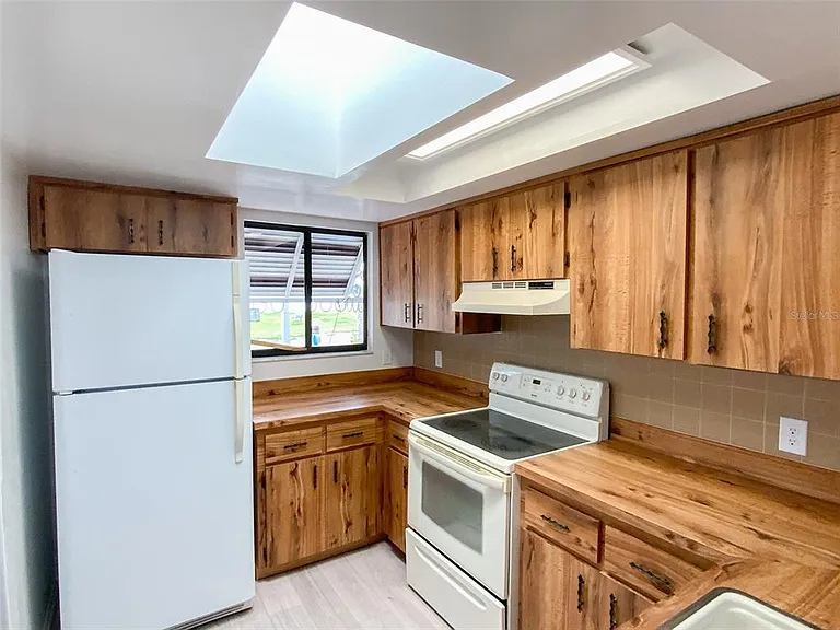2242 Pinewood Villas Dr — Photo 6