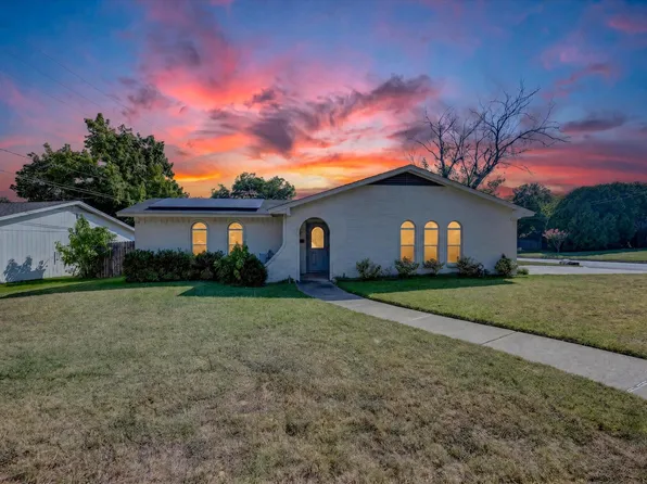 629 NW Newton Dr, Burleson, TX 76028