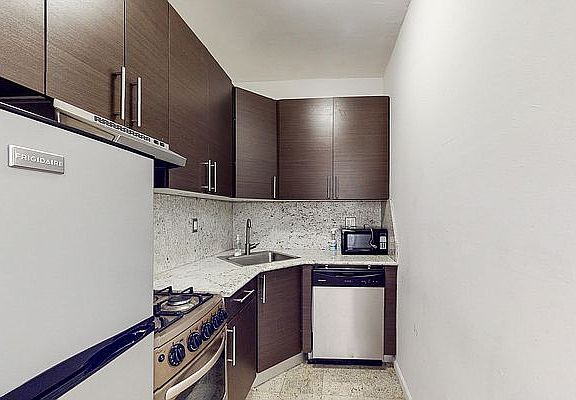 3rd image of 230 E 89th St APT 1W