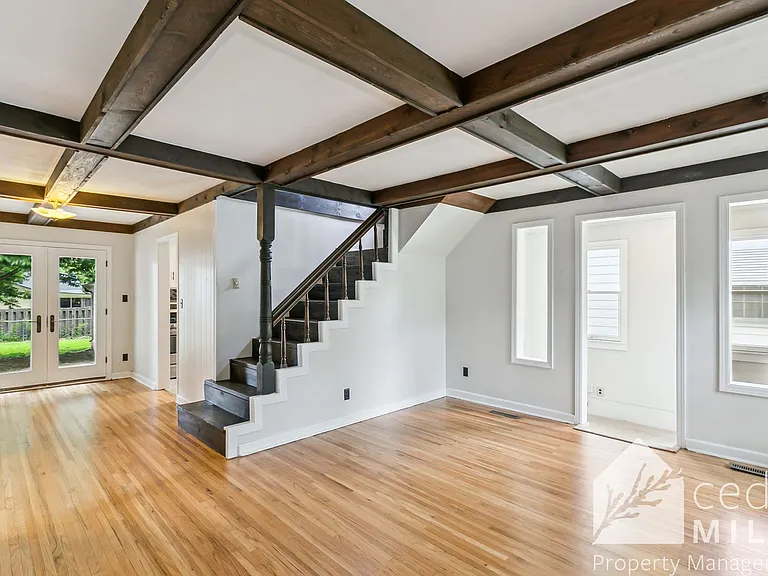 605 S Beverly Dr — Photo 2