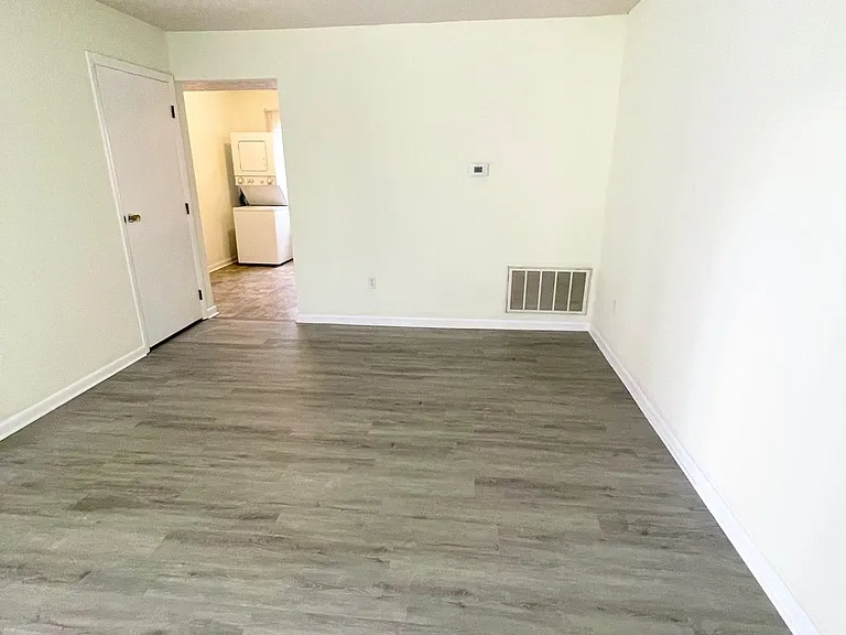 135 E Maynard Ave — Photo 3