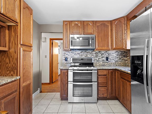 4th image of 2060 Eugeniva Ave