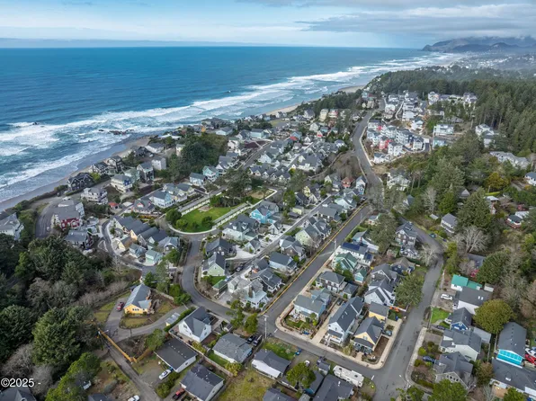 580 SW 28th St, Lincoln City, OR 97367