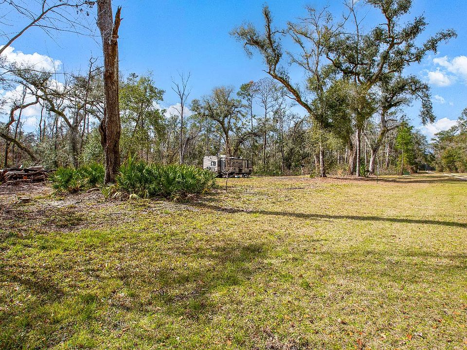 1st image of 454 NE Laurie Ln
