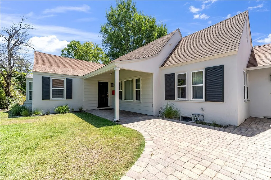 5 bed, 2.5 bath, 2477 sqft, $9,850 — Photo 2