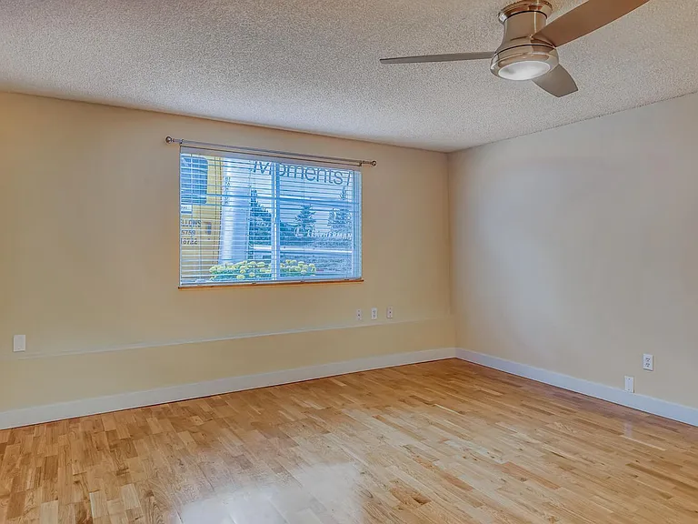 11 SW Curry St — Photo 4