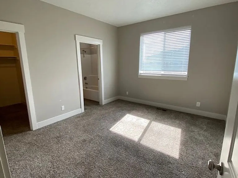 564 NE Cherry St — Photo 11