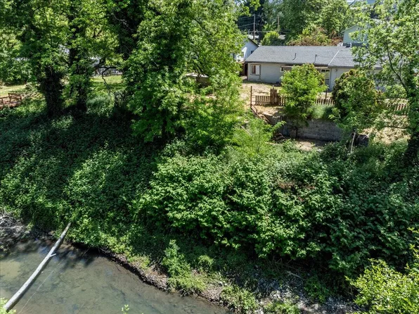 518 Edgewater Dr, Grants Pass, OR 97527