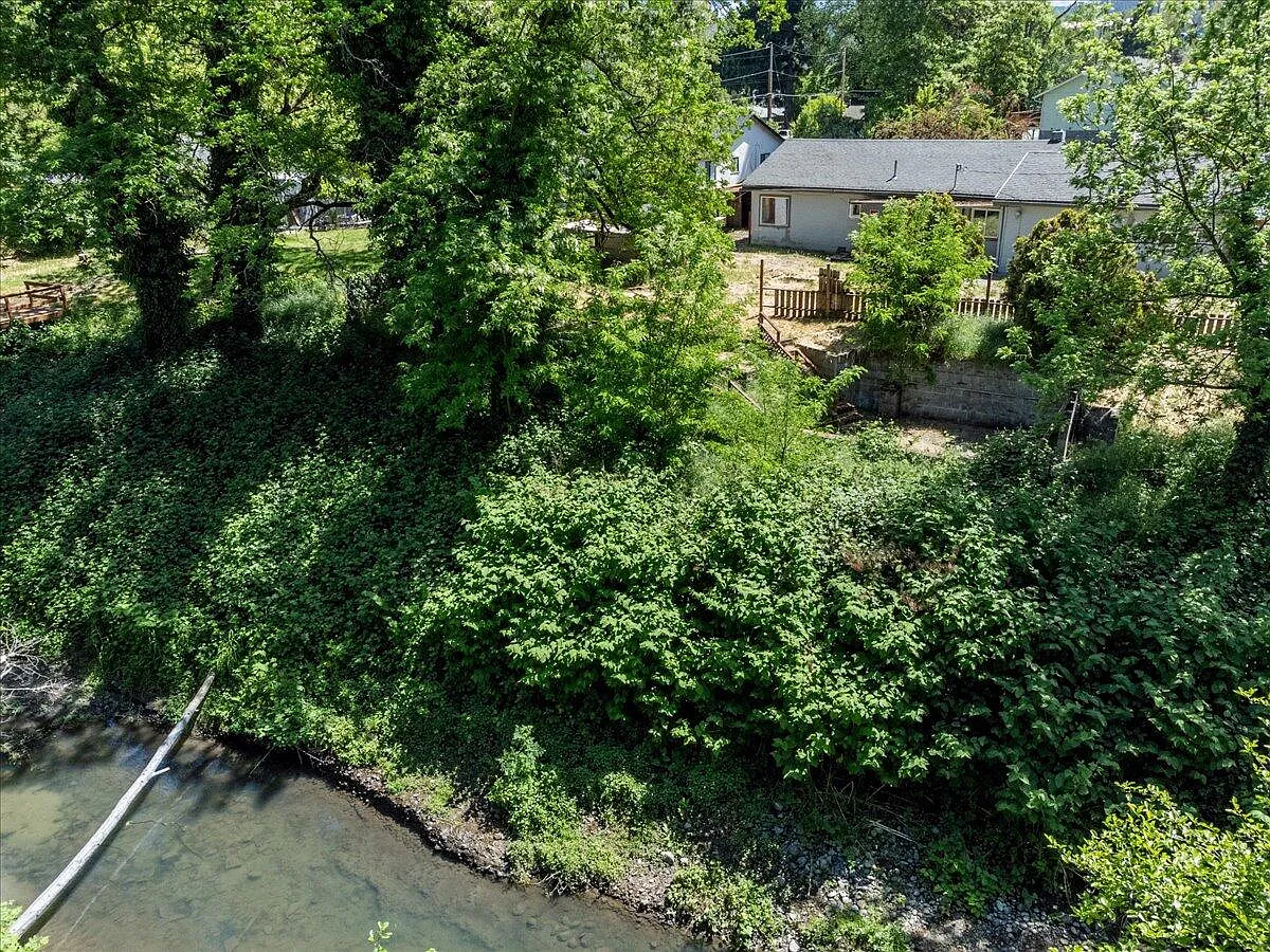 518 Edgewater Dr photo 1