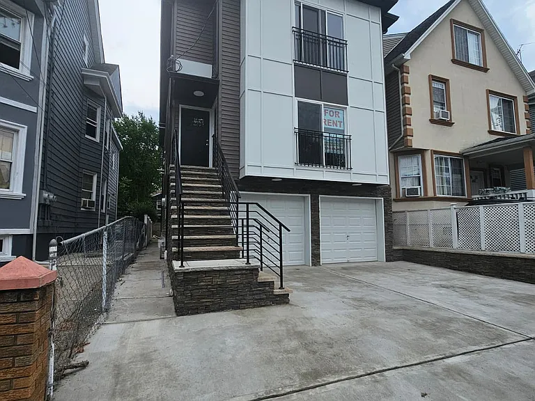 565 E 24th St #202 — Photo 2