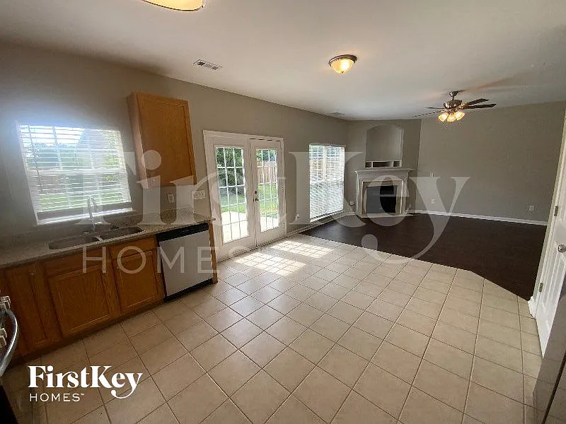 4 bed, 2.5 bath, 2264 sqft, $2,475 — Photo 2