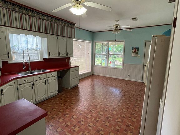 4th image of 2830 Las Palmas Dr