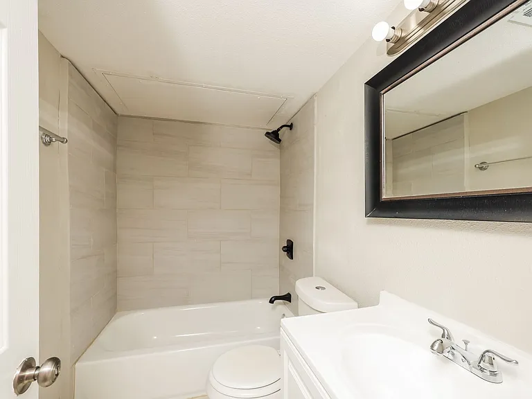 Reiger Park Apartments — Photo 23