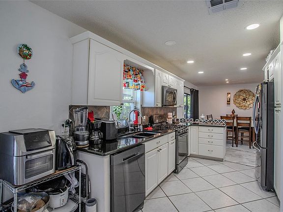 5th image of 857 Anderson Dr