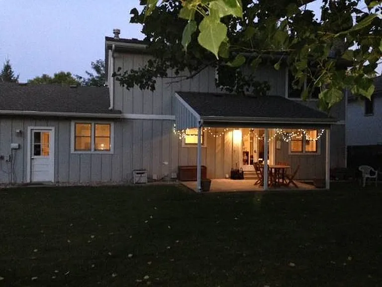 Large backyard with patio - Lawn care incluced