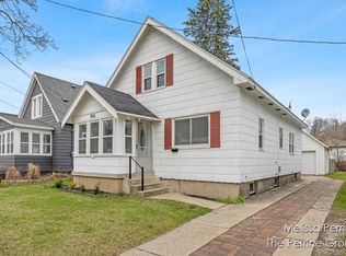 1033 Woodrow Ave NW, Grand Rapids, MI